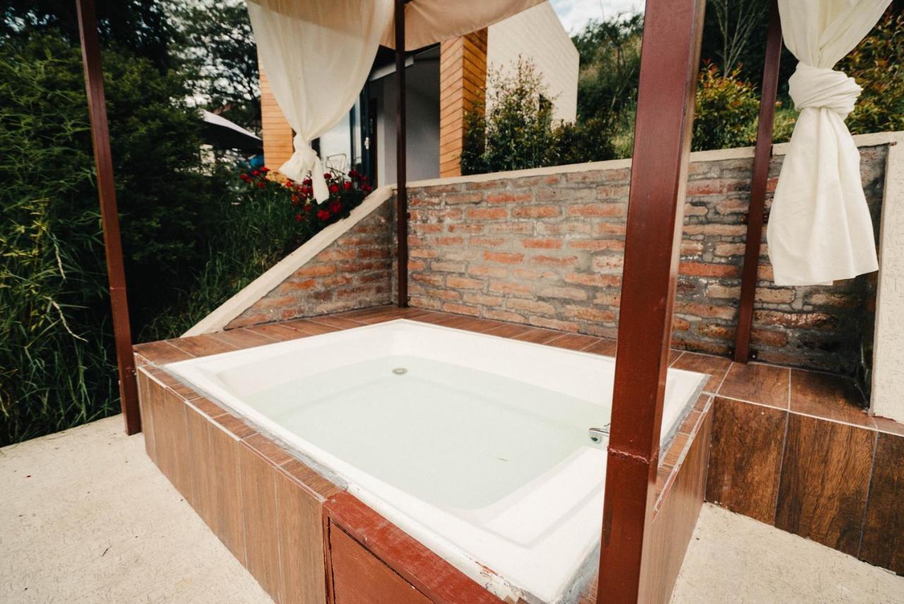 Nayon Xtreme Valley Hotel Quito Ngoại thất bức ảnh